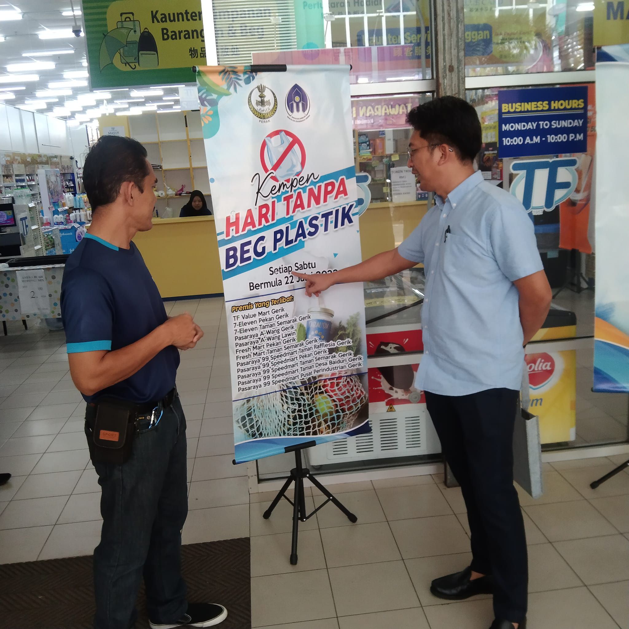 PENYERAHAN SIJIL PENYERTAAN SEMPENA KEMPEN HARI TANPA BEG PLASTIK SETIAP SABTU.  KEMPEN INI BERMULA 22JULAI 2023 BAGI PREMIS DI DALAM KAWASAN PENTADBIRAN MAJLIS DAERAH GERIK.