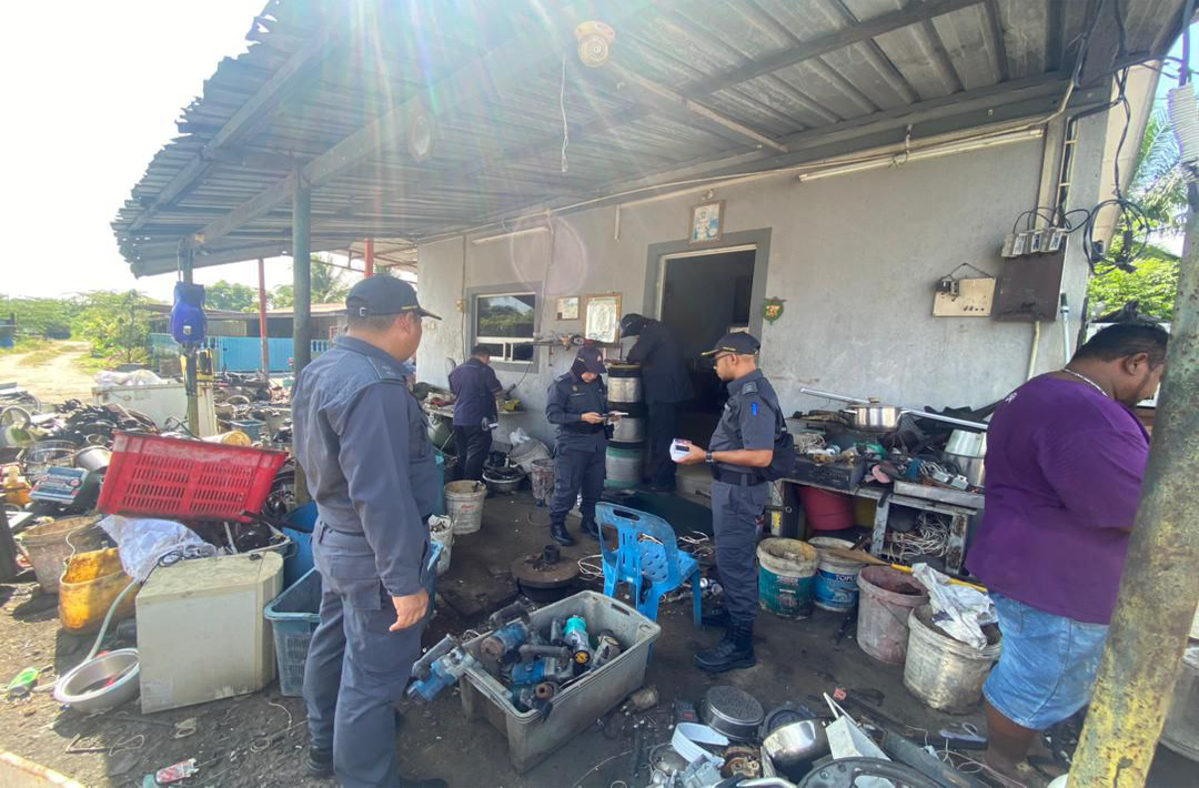 OPERASI BERSEPADU KEMENTERIAN PERDAGANGAN DALAM NEGERI (KPDN) BERSAMA MAJLIS PERBANDARAN TELUK INTAN (MPTI) & POLIS DI RAJA MALAYSIA (PDRM)